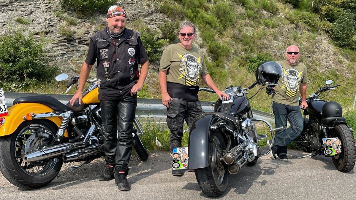 Die Gründerväter der RASCALS MF mit ihren Maschinen